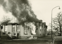 M 63 Een felle brand legde in de middag van vrijdag 9 april 1976 de bar De Tapperij op de hoek van de Stationsstraat en ...