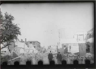 M 6328 Ruines hoogeinde/waterstraat . Links het pand van de Ambachtsschool aan de Hof van Arkel. Op de voorgrond rechts ...