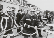M 6502 Demonstratie brandweer op de Binnensingel. Van het midden links met zwarte jas brandweercommandant dhr. Van de ...