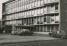 M 656 Het St.- Andreasziekenhuis, met enkele tijdbepalende auto's voor de hoofdingang
