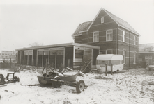 M 7157 Foto van de linkerkant van het huis van K.N.O.-arts de Krijger en het terrein van de fabriek Kurz aan de ...