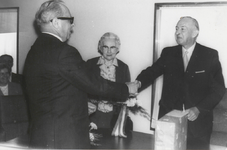 M 8092 Huldiging secretaris van Uitert (rechts) door Burgemeester Albarda (links)