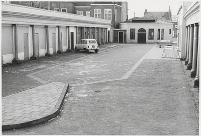 M 8161 Boven het midden rechts het Jazzcafé de Beurs aan het Korenbeursplein. Linksboven een gedeelte van de ...