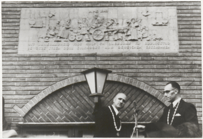 M 8545 Twee burgemeesters bij herinneringsbord aan de Tweede Wereldoorlog in Beusichem