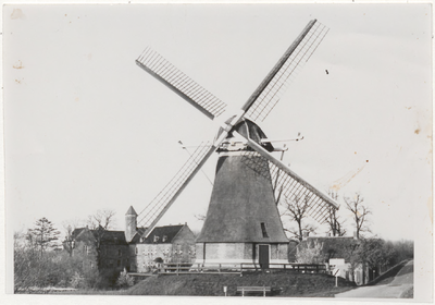 M 8591 Molen aan de Waaldijk in Waardenburg, op de achtergrond kasteel.