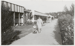 M 8692 Camping Lede en Oudewaard Kesteren, vrouw met kind op speelgoedtractor lopen op pad naast de kantine