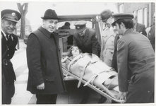 M 8706 Ambulance Lienden. 2e v.l.n.r.: dhr. Mies Berendse, demonstratie, op brancard een patiente, ernaast mensen in uniform