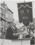 M 8942 Burgemeester Cambier van Nooten tijdens zijn officiële openingstoespraak op de Markt. Rechts beneden de ...
