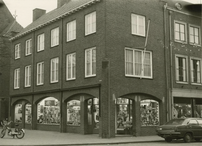 M 928 Dhr. Piet de Wit, eigenaar van boekhandel Eureka, gelegen aan het Hoogeinde/Hoogeindsestraat, moet om ...