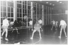 M 9631 Volleybal wedstrijd in sporthal, waarschijnlijk aan Cambier van Nootenlaan