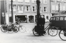 M 9694 Parkeergelegenheid rijwielen op trottoir aan Hoogeinde. Op de achtergrond de winkel van de Fa. Oostendorp aan de ...