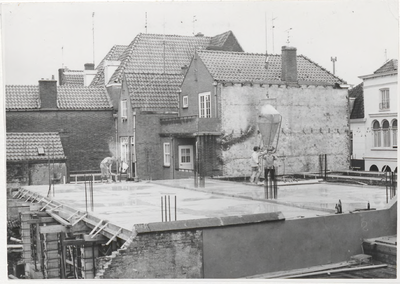 M 9735 Gezicht op huizen in Tielse binnenstad, voorste wordt herbouwd,