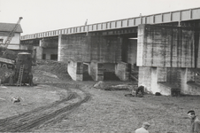 M 9920 Spoor Amsterdam-Rijnkanaal en wegviaduct . In het midden de grond die uitgegraven wordt voor de aanleg van de ...