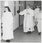 M 9950 Inwijding nieuw St. Andreasziekenhuis . Van het midden rechts pastoor Van Zeijl. Links zuster Melchiades