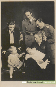 M 9994 Van het midden rechts Koningin Wilhelmina met kleindochter Irene op schoot. Daarachter rechts Prins Bernhard. ...
