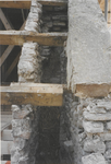 0690-7281 Tijdens de restauratie gevonden tussenruimte bij de zijgevel van de N.H. kerk aldaar