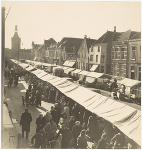 175 Er wordt markt gehouden op de Grote Markt in Culemborg. De opname is gemaakt uit een pand naast het stadhuis ...