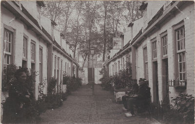 13 Het 'Oude mannen en vrouwenhuis' aan de Lange Havendijk . In 1534 gesticht door vrouwe Elisabeth van Culemborg. Met ...