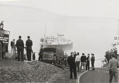 49 Bergingswerkzaamheden in de mist door garage van Strien, nadat er een legerwagen de Lek ingereden was.