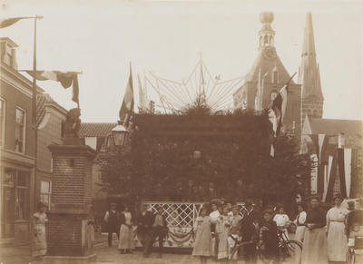 73 Feest 100-jarig Koninkrijk; muziektent op de Varkensmark met op de achtergrond bakkerij J.D. van Hoorn in de Yserman ...