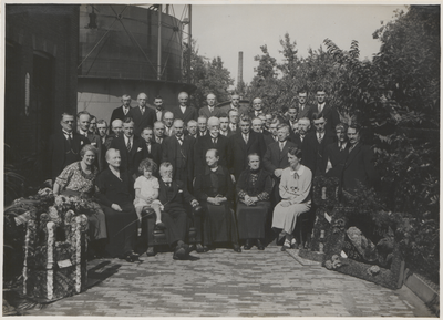 447 50 Jarig jubileum Gasfabriek fam. de Liefde. Gashouder op de achtergrond. Deze fabriek werd gebouwd in 1897. Tot ...