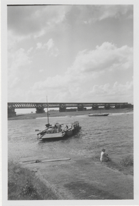 674 Veerpont aan de Lek, met Spoorbrug.