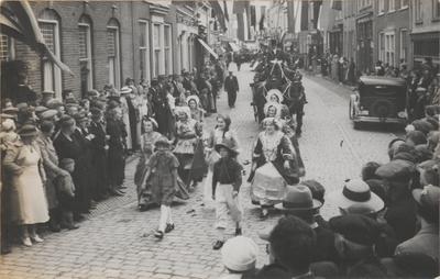 750 Optocht in de Tollenstraat en Havendijk t.g.v. 40-jarig jubileum Koningin Wilhelmina. Raden van het Graafschap, ...