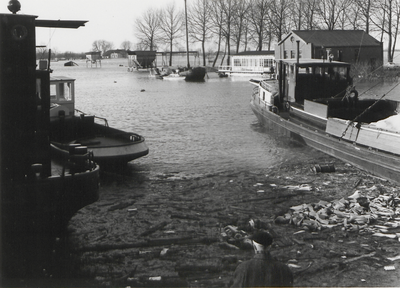 2187 De haven met hoog water, aangespoeld hout en rommel.