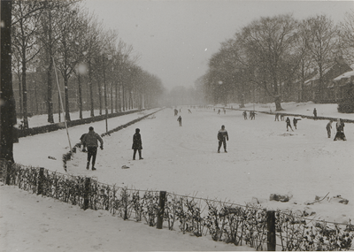 2195 IJspret; schaatsen op gracht tussen Triosingel en Westerwal, gezien vanaf hoek Stationssingel. Paardengracht