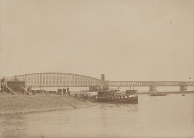 2536 Veerkade met de Culemborgse boot (De Vreeswijk) van de Rederij op de Lek aan de Steiger. Op de achtergrond de Spoorbrug