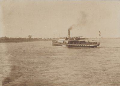 2538 Veerkade met de Culemborgse boot (De Vreeswijk) van de Rederij op de Lek aan de Steiger. Op de achtergrond de Spoorbrug