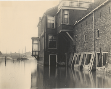 2720 Hoog water. Huis aan de Veerweg ondergelopen