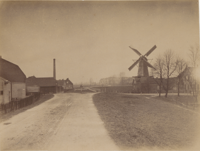 2751 Houtzagerij en kistenfabriek L. Sillevis en Zonen. De molen was nog intact. Achter de Vismarkt