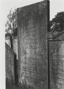 3301 Joodse begraafplaats. Grafstenen