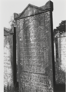 3304 Joodse begraafplaats. Grafstenen