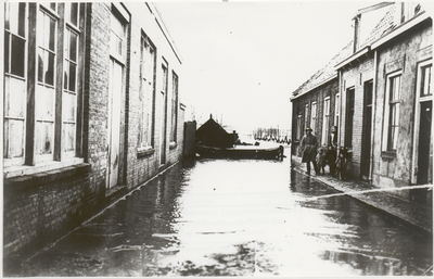 4247 Hoog water. Straatje aan het einde van de haven. Buiten de dijk