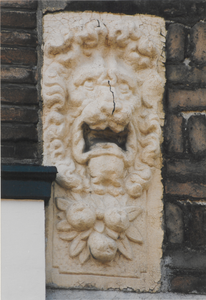 4725 17de eeuw. Smederij den ijkel . Leeuwenmasker met fruit. Monumentendag 1995. Fotoserie gemaakt door A. Derwig. Het ...