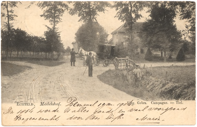 1058 Een prentbriefkaart van de boerderij de Medelshof in Echteld met de paardenkoets van de fotograaf Campagne en ...