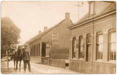 1088 Een prentbriefkaart van het vroegere postkantoor in Rumpt waar Hannes Vos (geboren 1877) kantoorhouder der ...