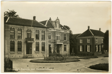 1227 Een prentbriefkaart van de pastorie en het oude gemeentehuis in Opheusden