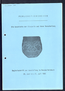 7611 Gekopieerde tentoonstellingsgids met informatie over glaskralen en hun toepassing, 1980