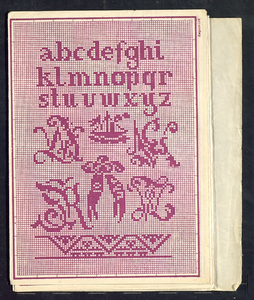 7618 Leporello gevouwen boekje met zes bladzijden: de ene kant zijn kruissteekpatronen motieven en alfabetten in rose, ...