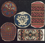 7946 Dit zijn zes patronen van tapisserie en/of kruisstekenmotieven voor beursjes en dozen