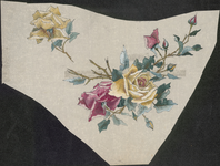 7997 De voorstelling op dit borduurpatroon bestaat uit een grote tak met een gele en rode roos en rozenknoppen. Links ...
