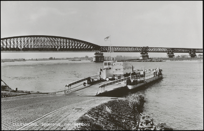 813 Oude Spoorbrug gebouwd tussen 1863 en 1868. De hoofdoverspanning is 154 meter samen met de aanbruggen toen de ...