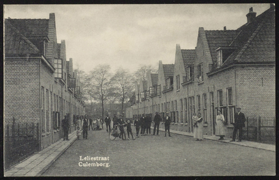 1908 Straatbeeld in de Leliestraat. Inmiddels zijn deze huizen vervangen door nieuwbouw.