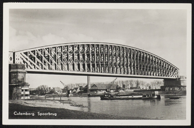 2218 Oude Spoorbrug gebouwd tussen 1863 en 1868. De hoofdoverspanning is 154 meter samen met de aanbruggen toen de ...