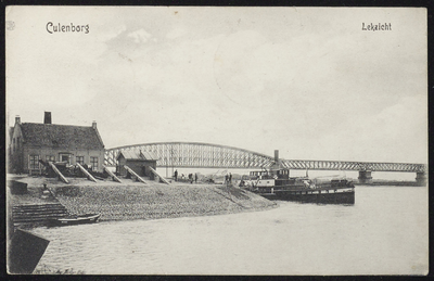 2258 De Kuilenburgse Raderboot van Rederij aan de Lek onderhield een dagelijkse verbinding met Rotterdam. Links het ...