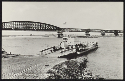 2260 Oude Spoorbrug gebouwd tussen 1863 en 1868. De hoofdoverspanning is 154 meter samen met de aanbruggen toen de ...