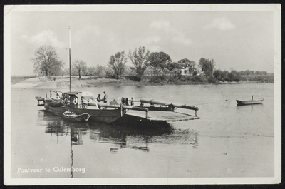 2267 Het Pontveer gezien vanaf de Veerkade.